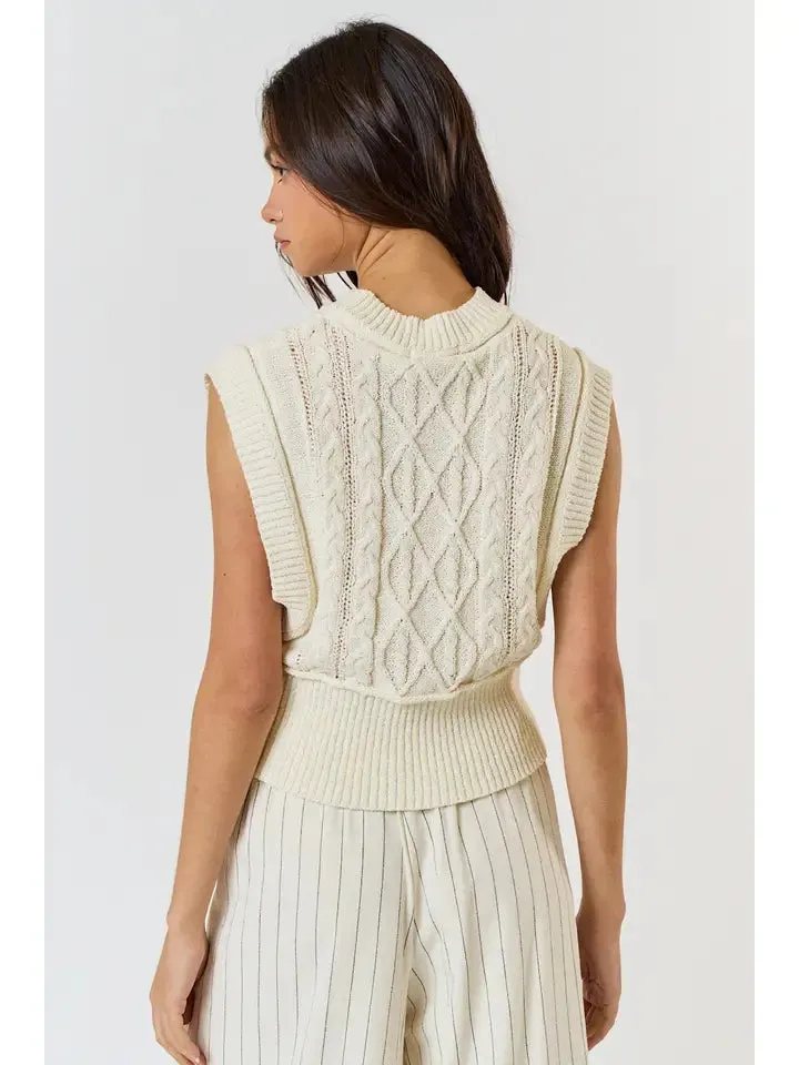 CABLE KNIT HIGH NECK SLEEVELESS SWEATER